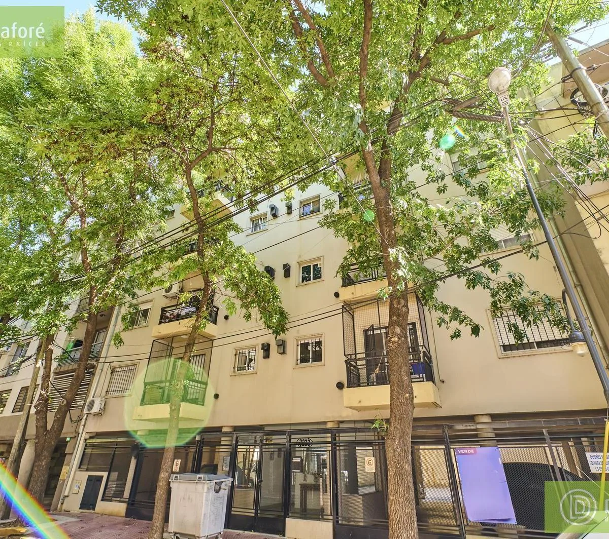 Two-room apartment with covered parking in Victoria