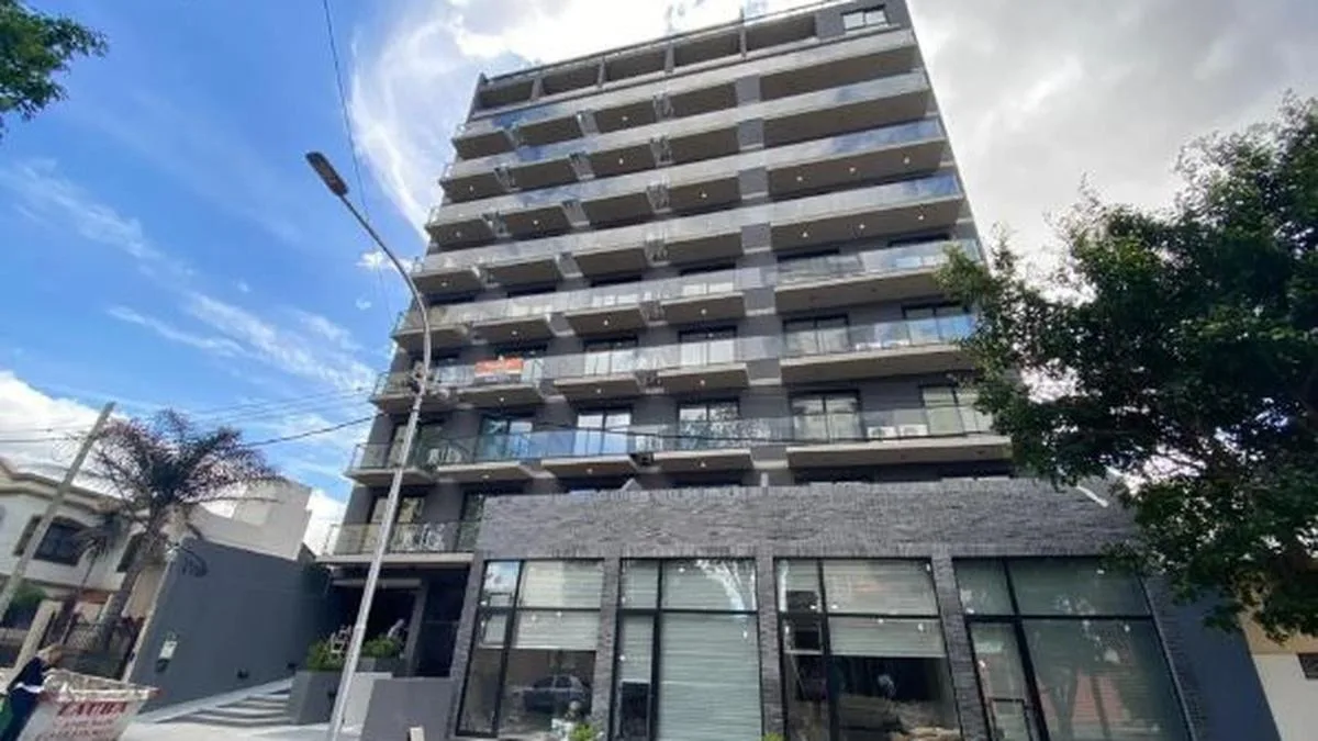 Квартира-студия в Lanús на 7-м этаже, окна во двор, с балконом