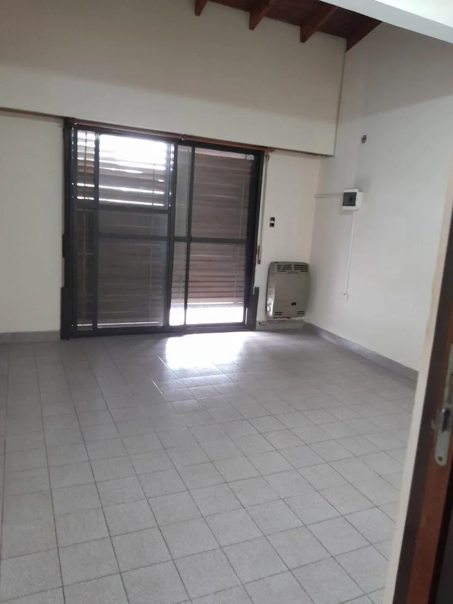 Departamento de 80 m&sup2; con 1 Habitación en Alquiler en Berazategui