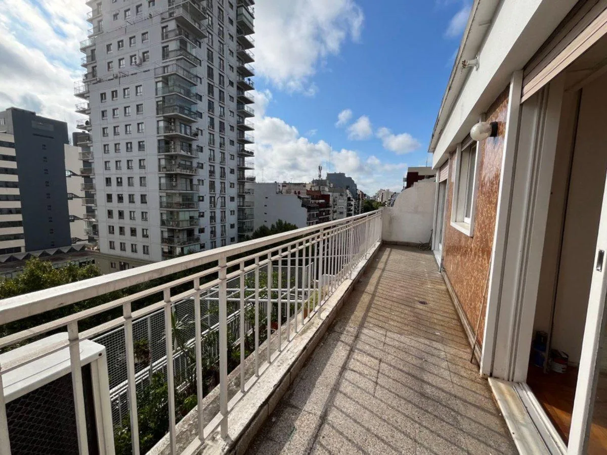 Departamento de 3 ambientes con balcón y cochera en Barracas