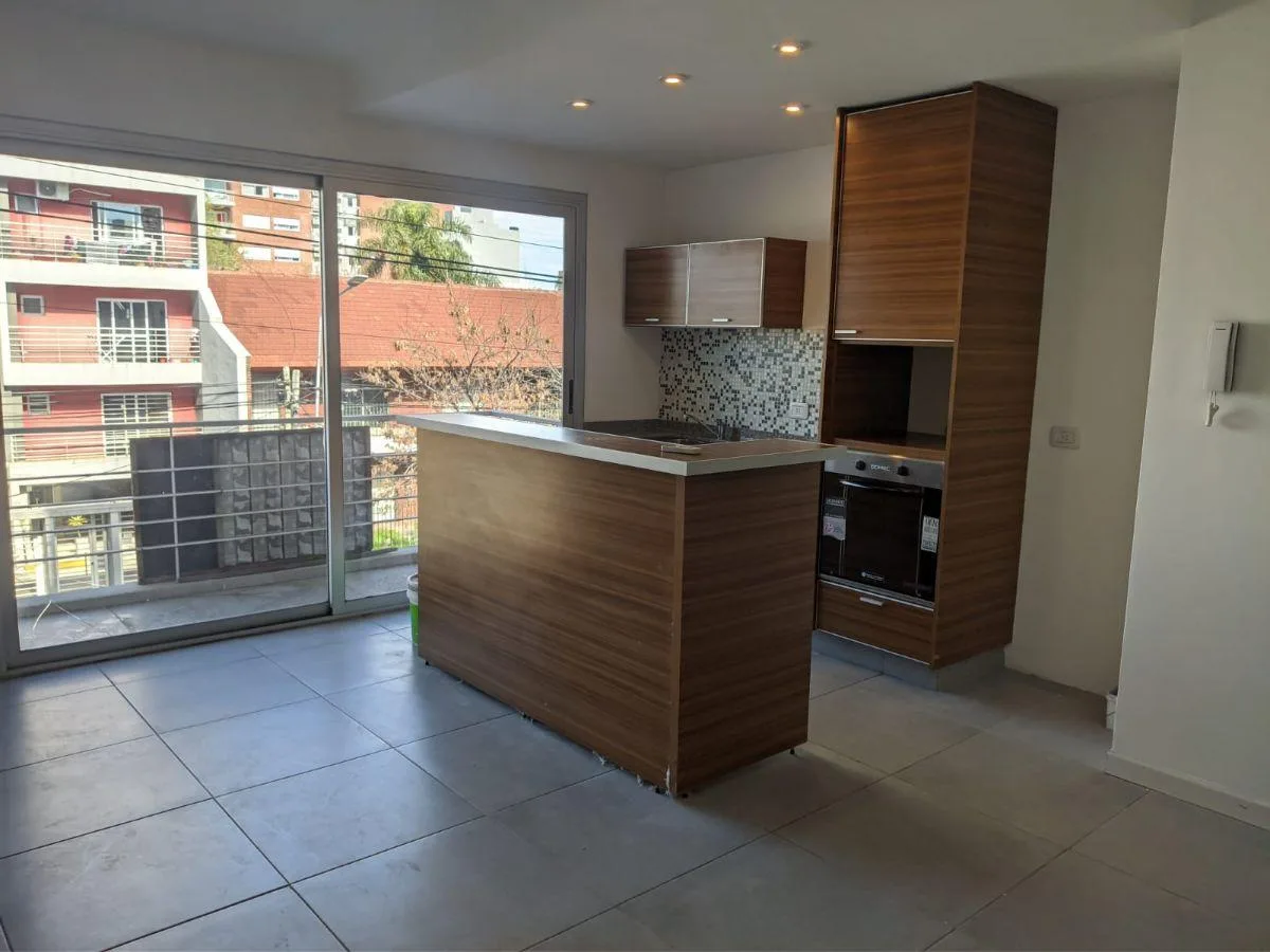 Departamento de 2 ambientes al frente en Morón Centro