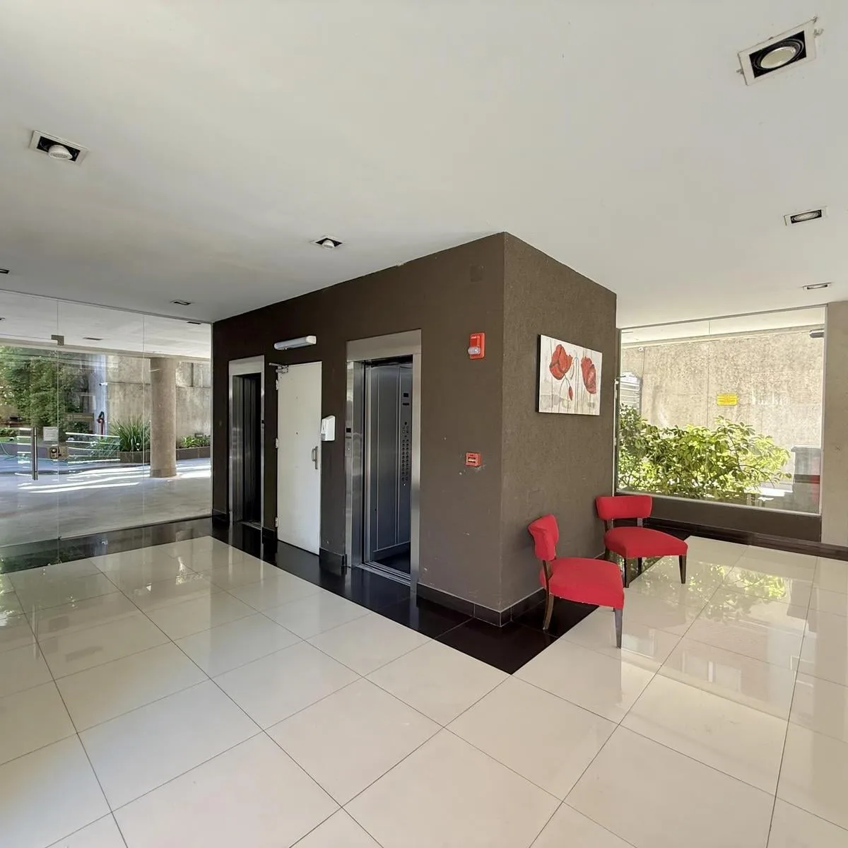 Apartamento de três ambientes com 2 dormitórios, cochera e depósito em Olivos