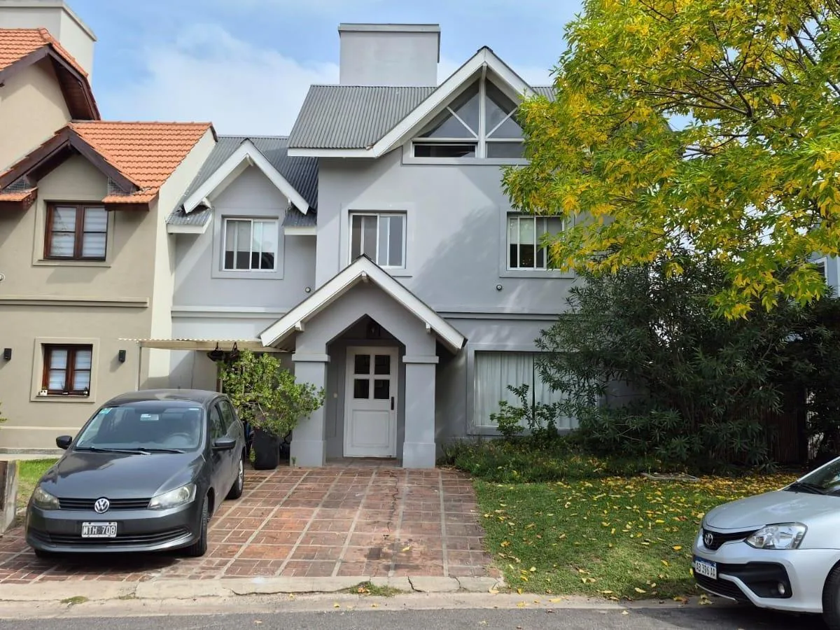 Four-bedroom house in Tres Horquetas gated community, San Fernando