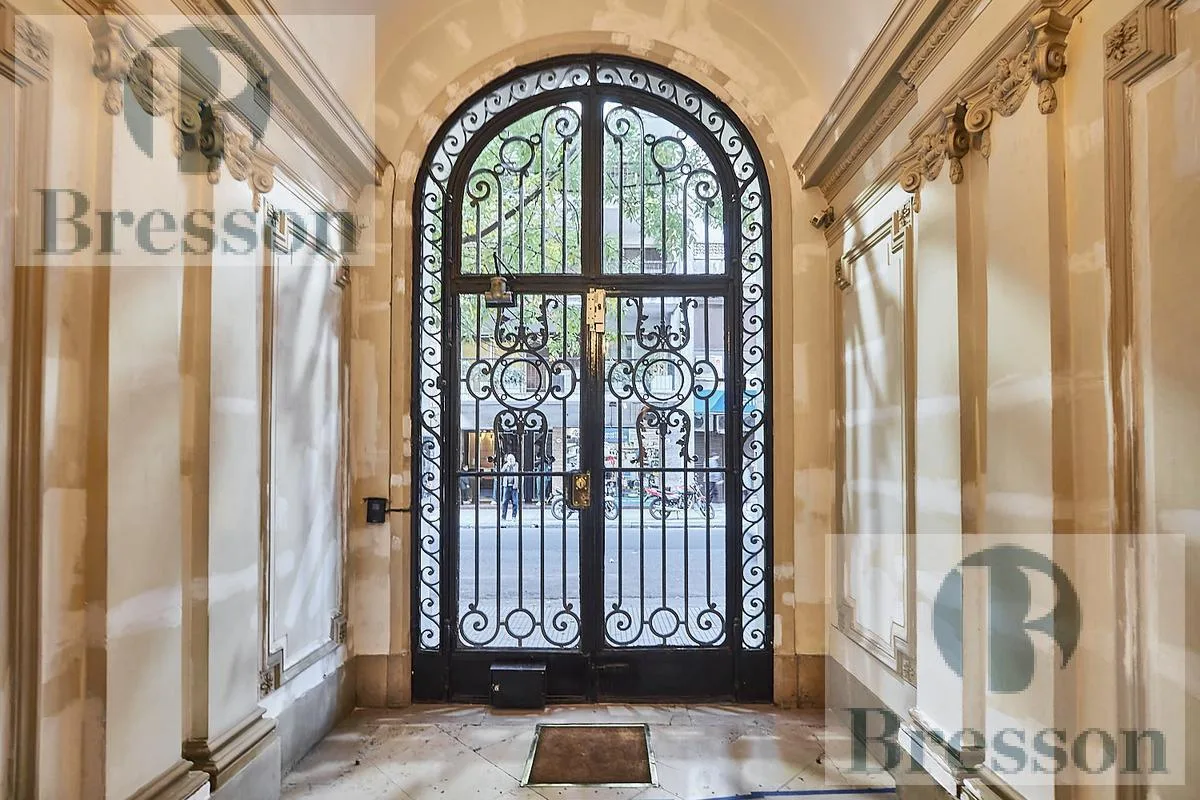 Apartamento de cinco dormitórios em Recoleta em frente à Plaza Vicente López