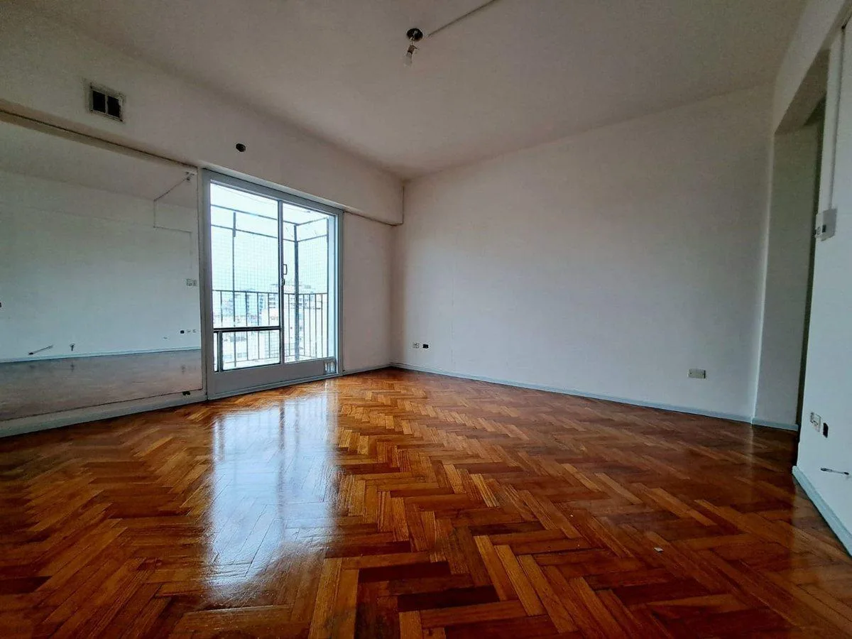 Трёхкомнатная квартира с балконом в Villa del Parque