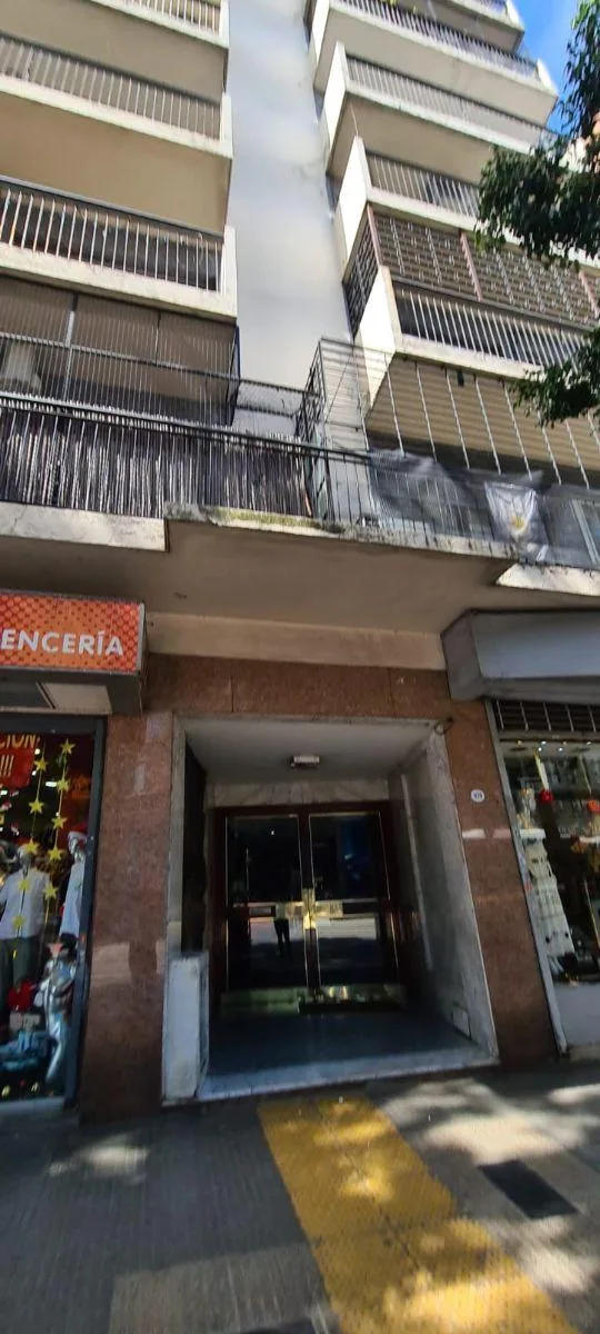 Three-room apartment at the front with balcony in Colegiales