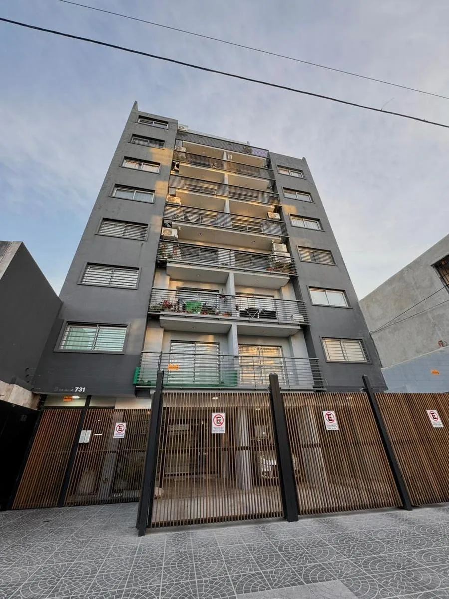 Departamento de 2 ambientes con cochera en Morón