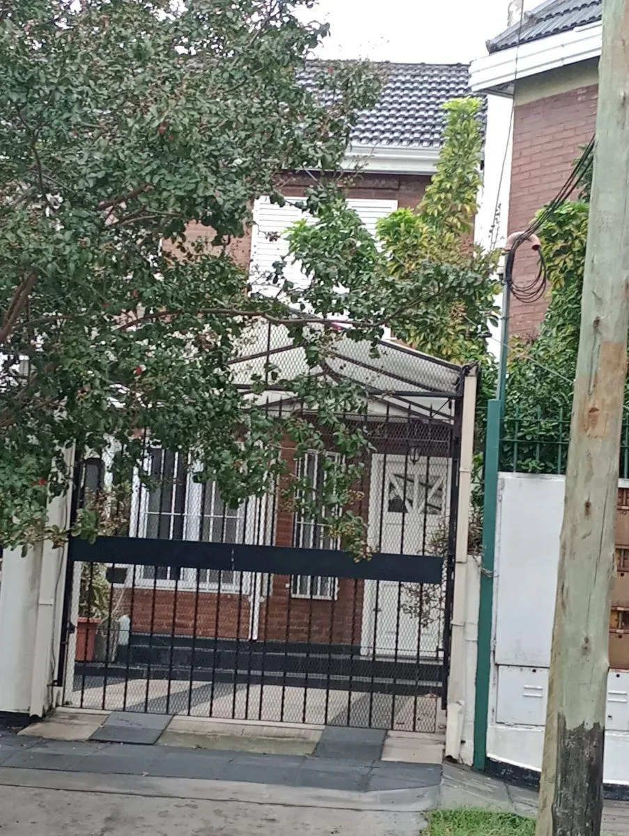 Duplex com 3 dormitórios e vaga de garagem em Lanús