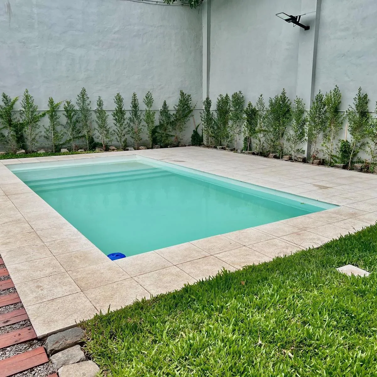 Kitnet novo com varanda no térreo em Coghlan