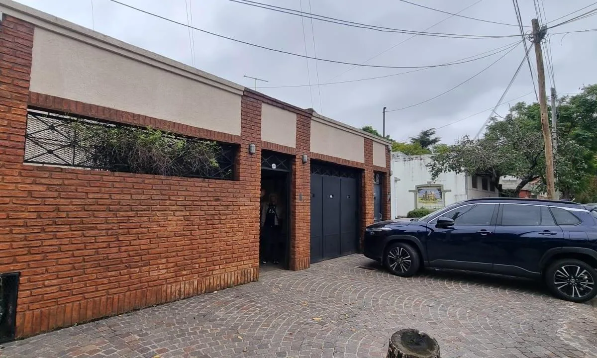 Casa com 4 dormitórios em Lanús Oeste