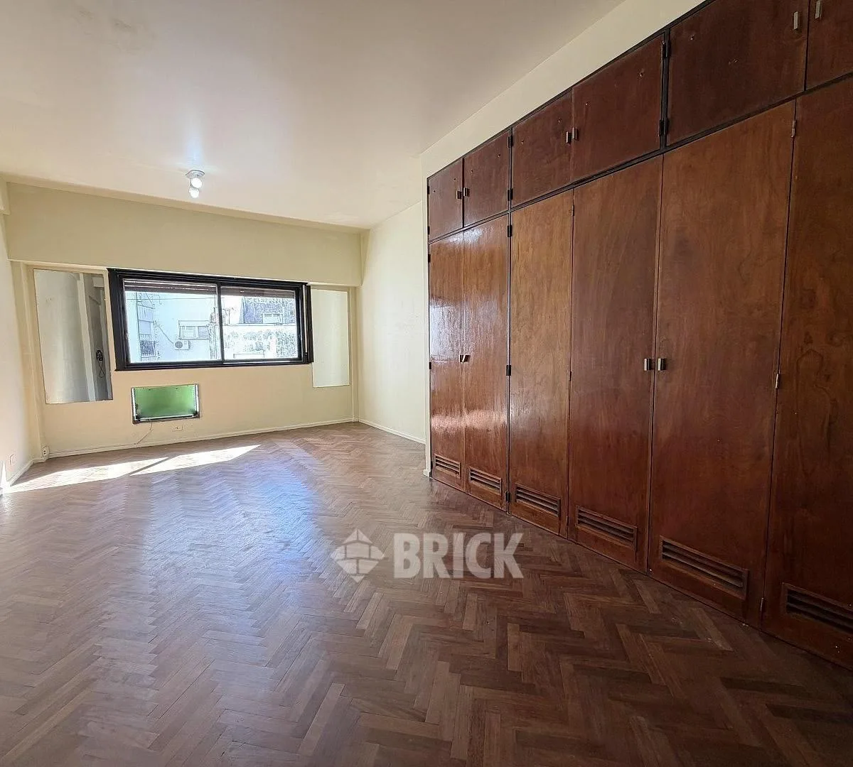 Monoambiente contrafrente, parquet