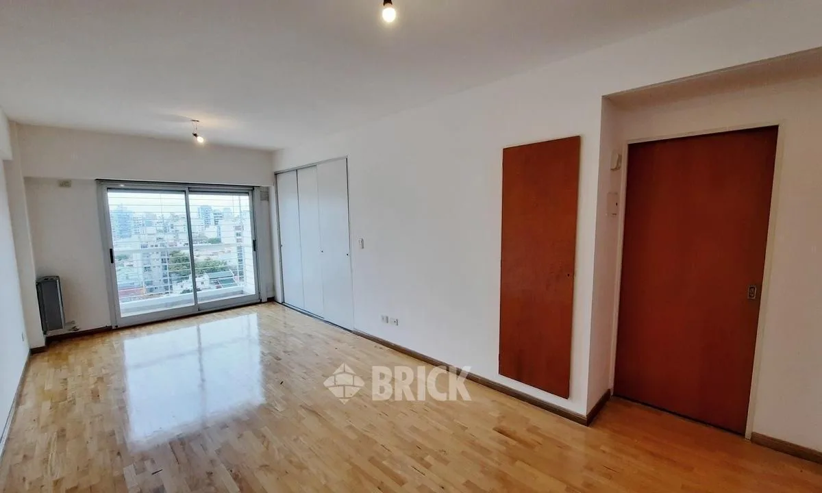 Studio half-floor apartment in Almagro