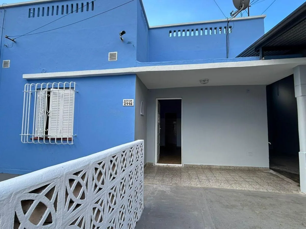 Casa con Jardin y Entrada Para Varios Autos!