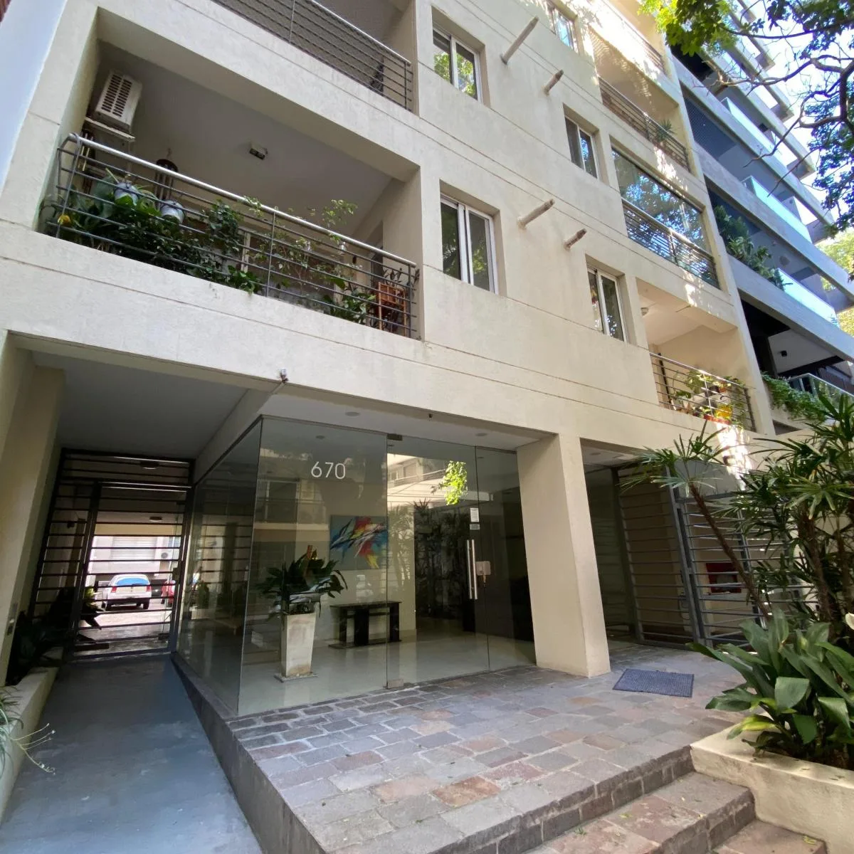 Front-facing two-room apartment with parking in Olivos