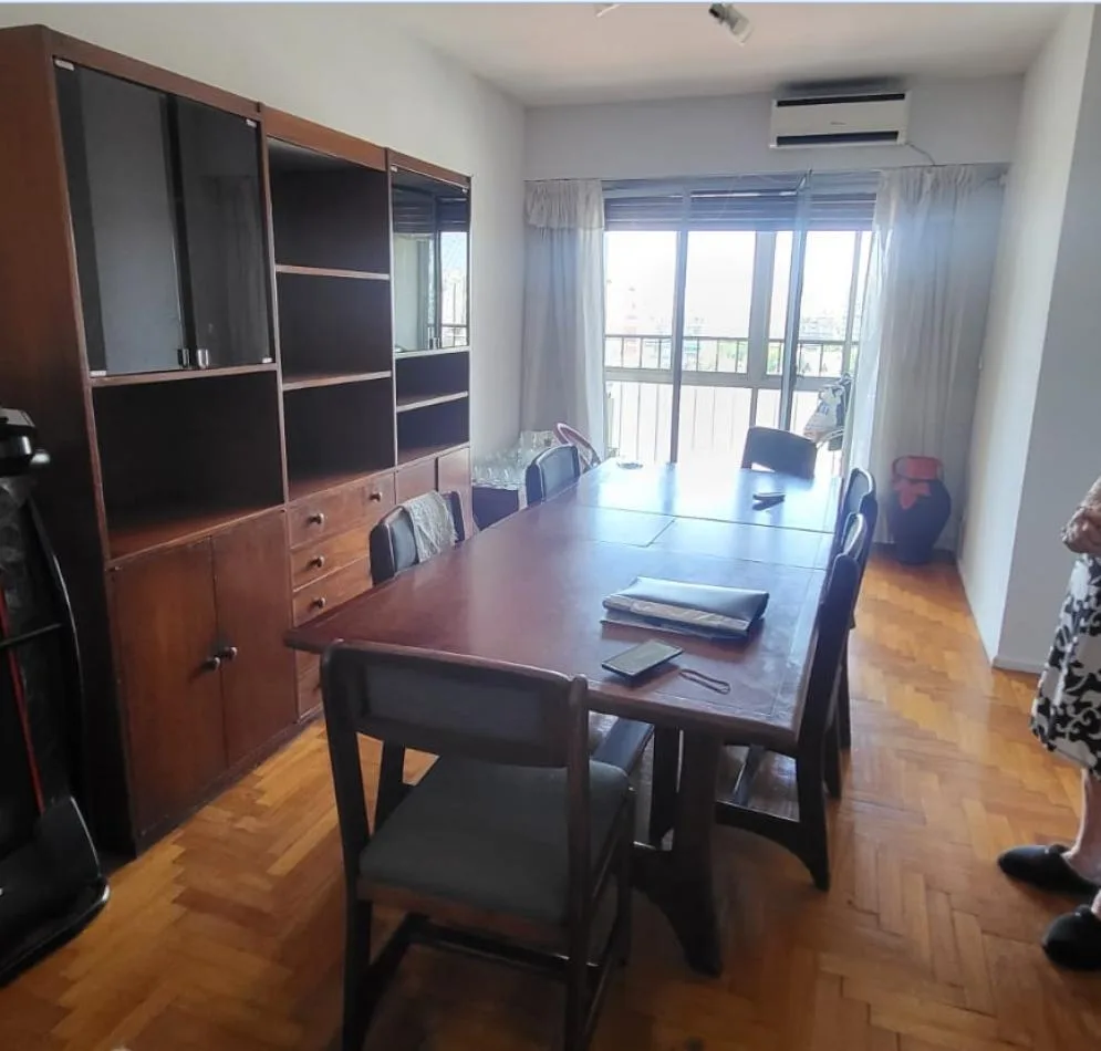 Трёхкомнатная квартира с балконом и окнами на улицу в Flores