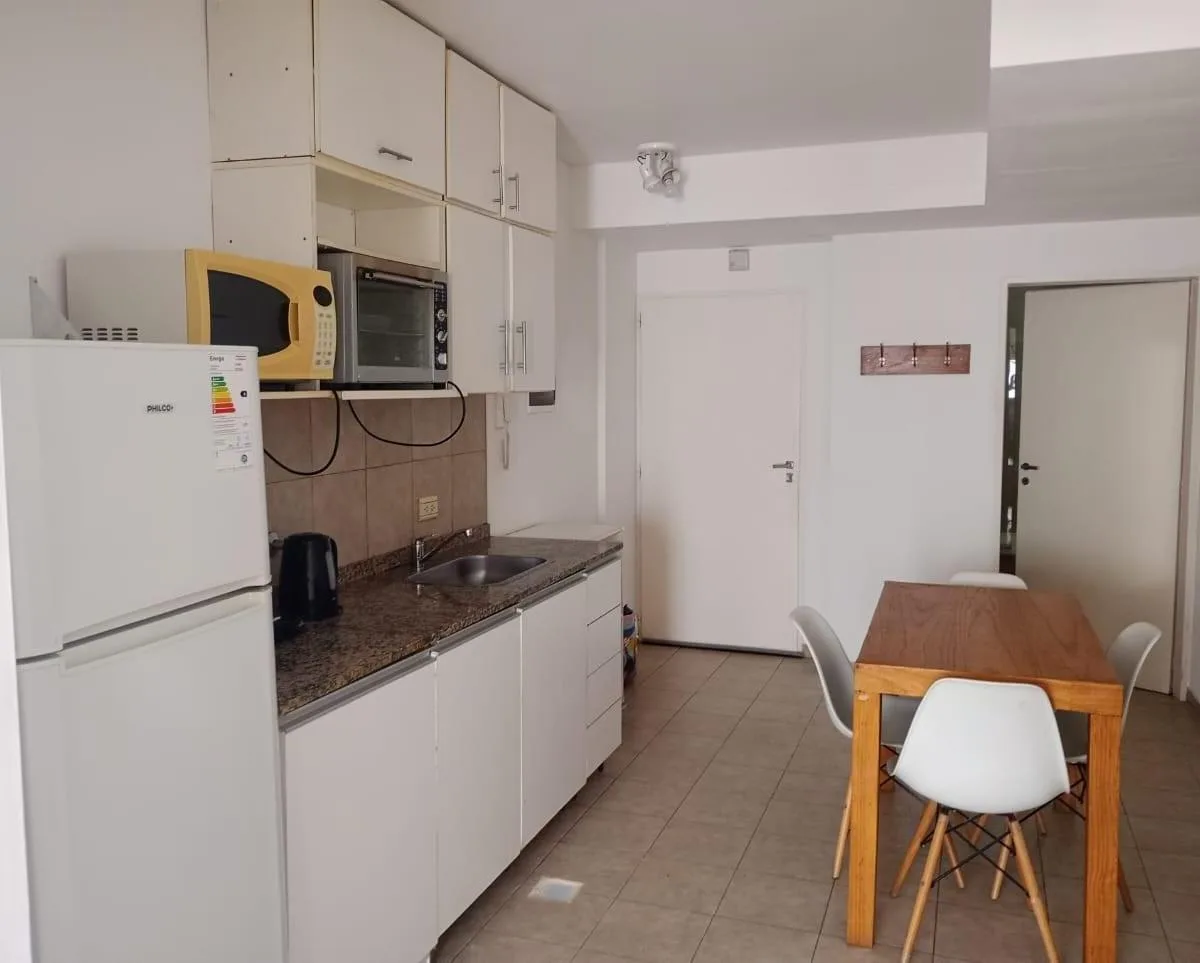 Monoambiente con balcón y dormitorio separado en Almagro