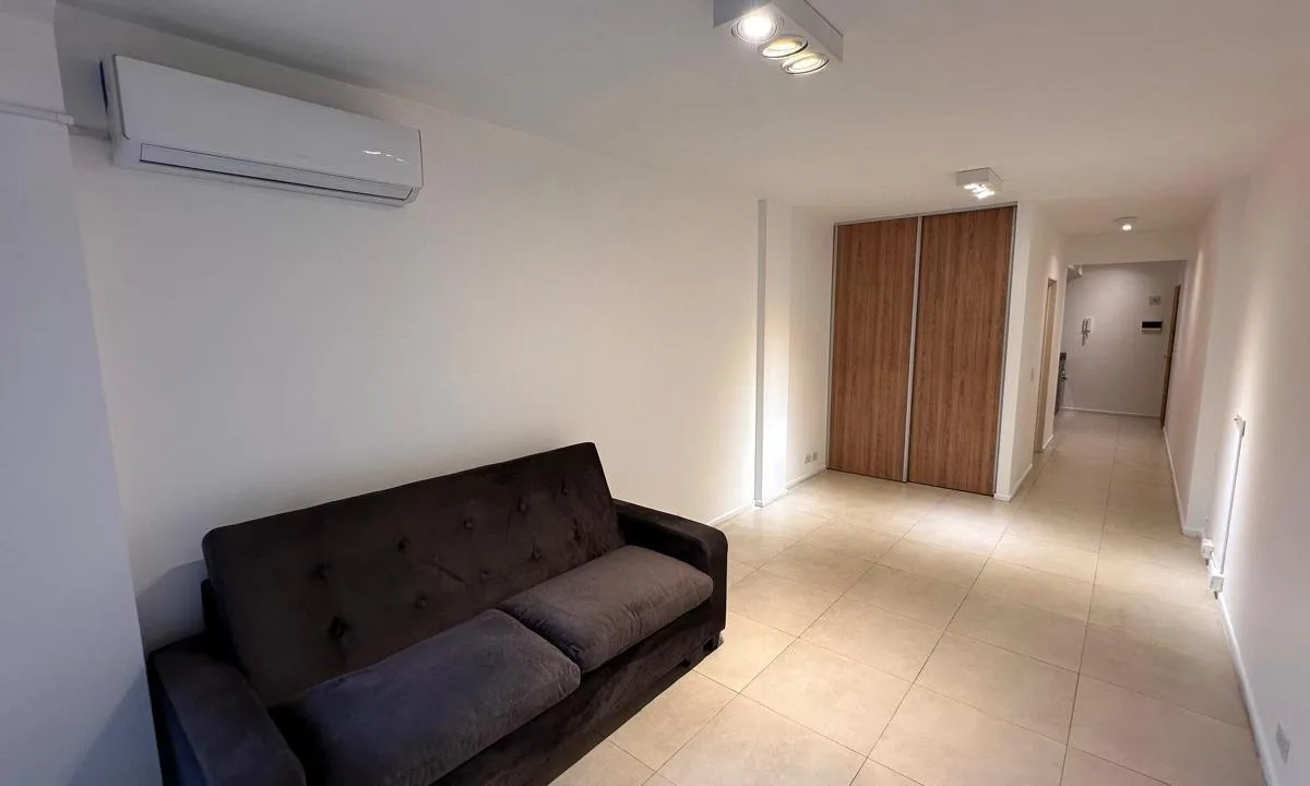 Kitnet de frente com varanda em Caballito