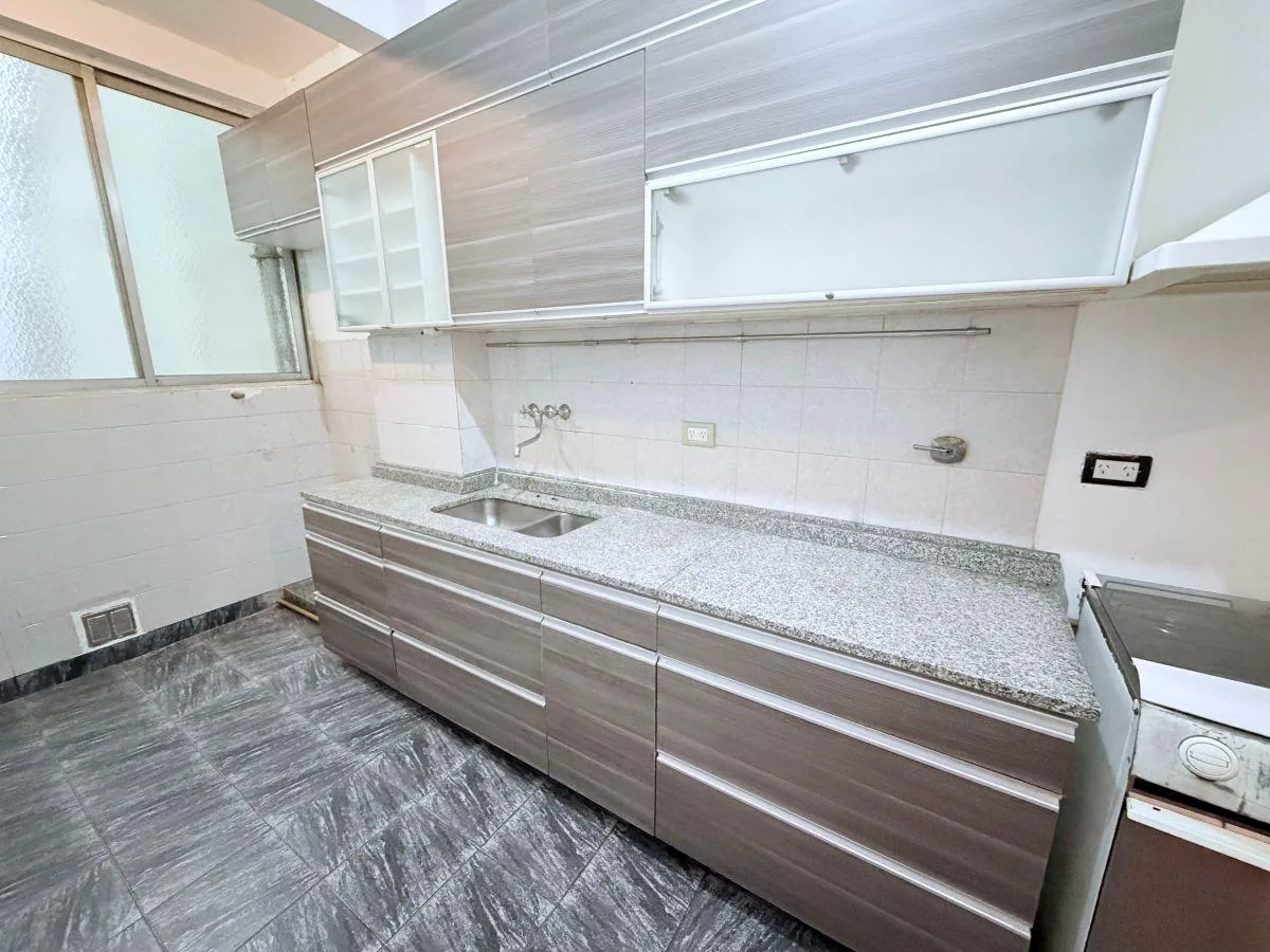 Departamento de 3 ambientes en Almagro con balcón al frente