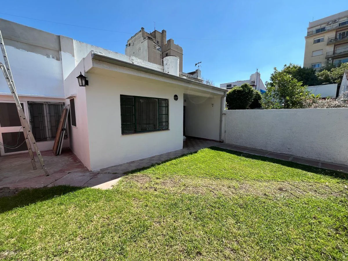 Casa reformada com 2 dormitórios e jardim em Olivos