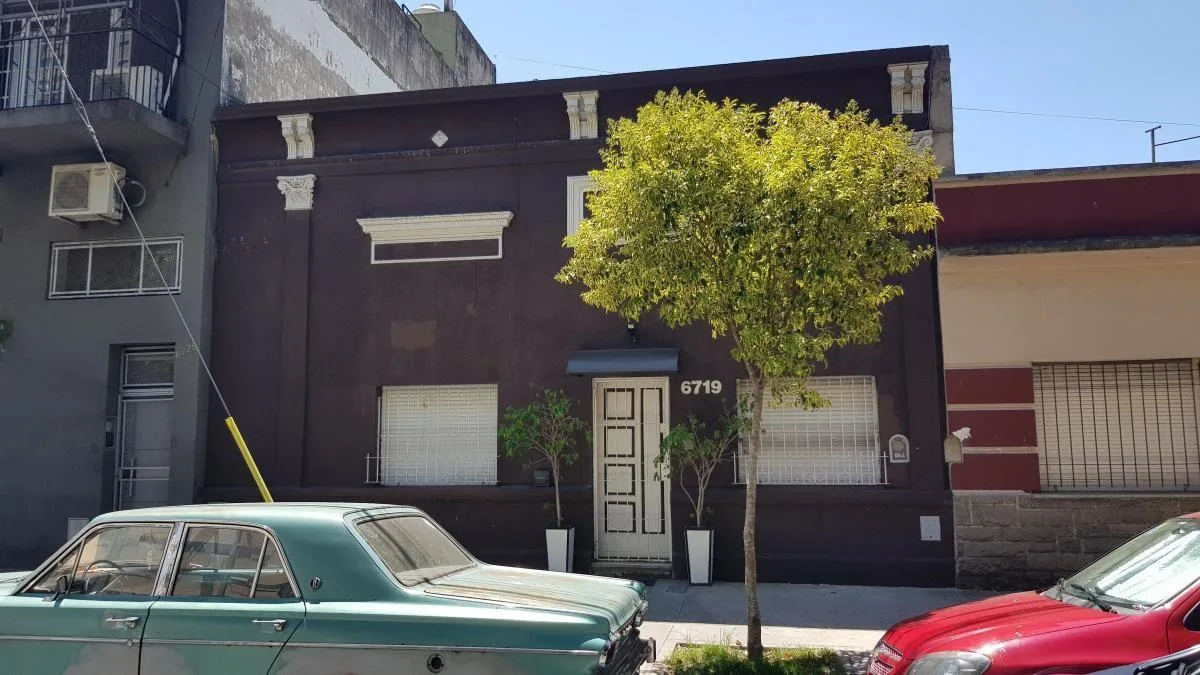 Casa de 4 ambientes con entrepiso y patio en Liniers