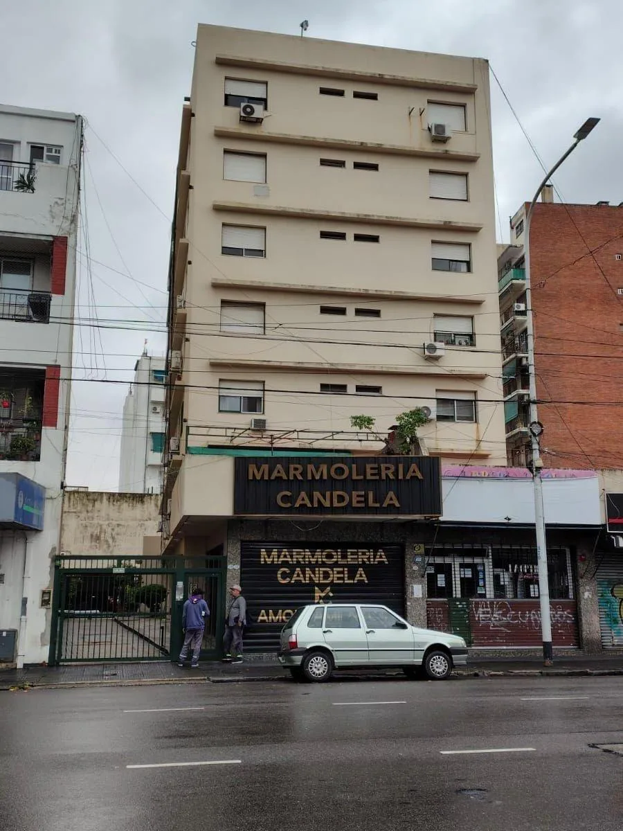 Трёхкомнатная квартира с 2 спальнями в Avellaneda, центр