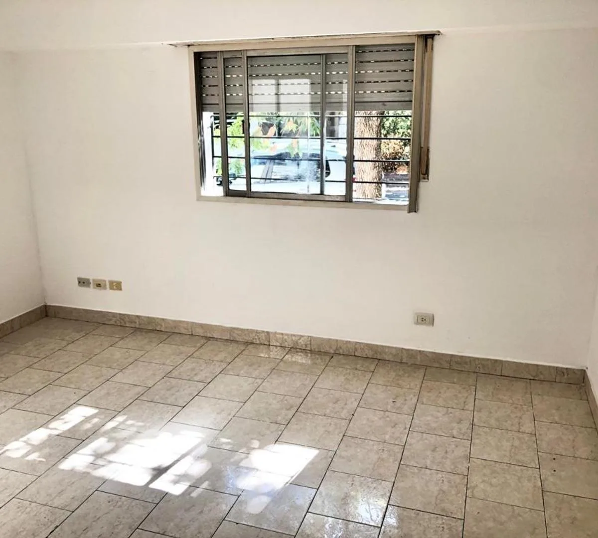 Apartamento térreo de dois ambientes com pátio em Villa Devoto