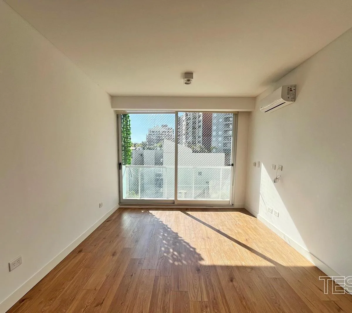 Apartamento de 2 dormitórios com suíte, varanda e vaga fixa em Saavedra