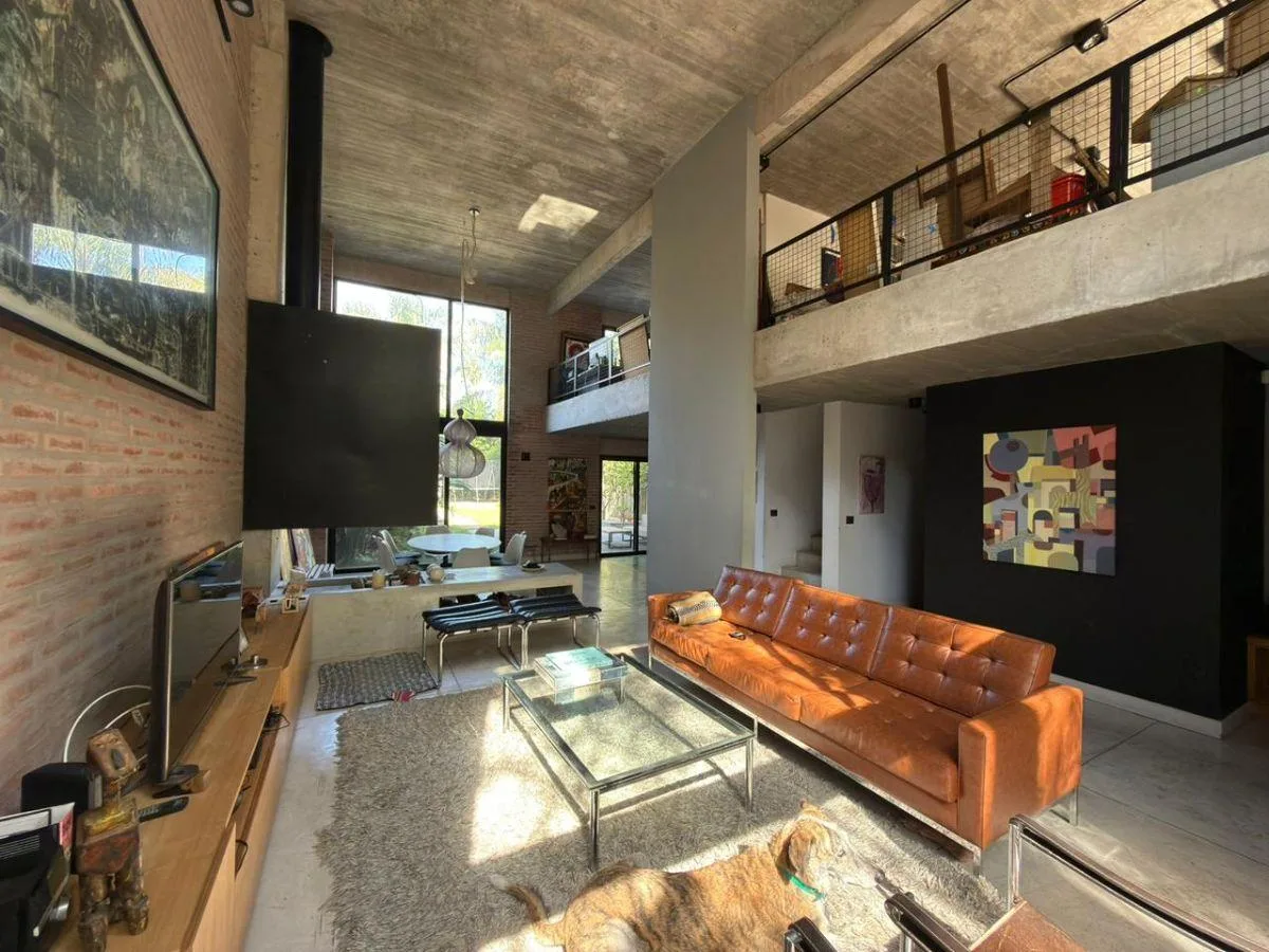 Современный дом в аренду в Beccar с 3 спальнями в люфт-сюит и видом на канал