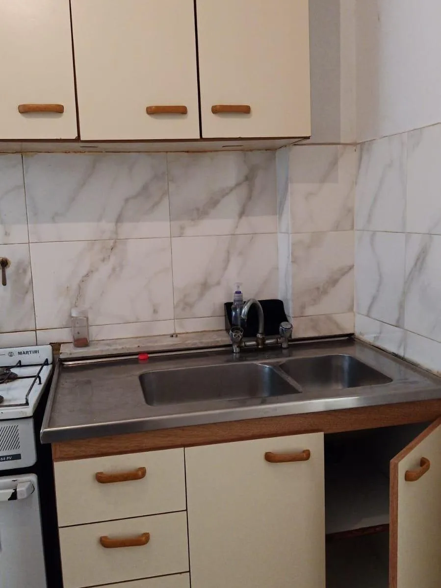 Departamento de 2 ambientes lateral en Flores