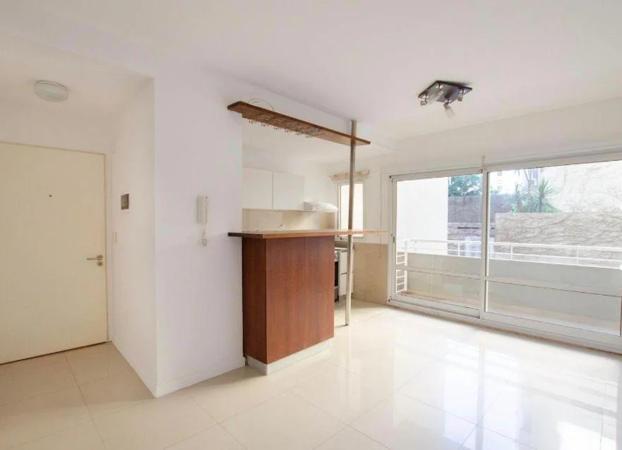 Apartamento de dois ambientes com 1 quarto, varanda, pátio e vaga coberta em Belgrano