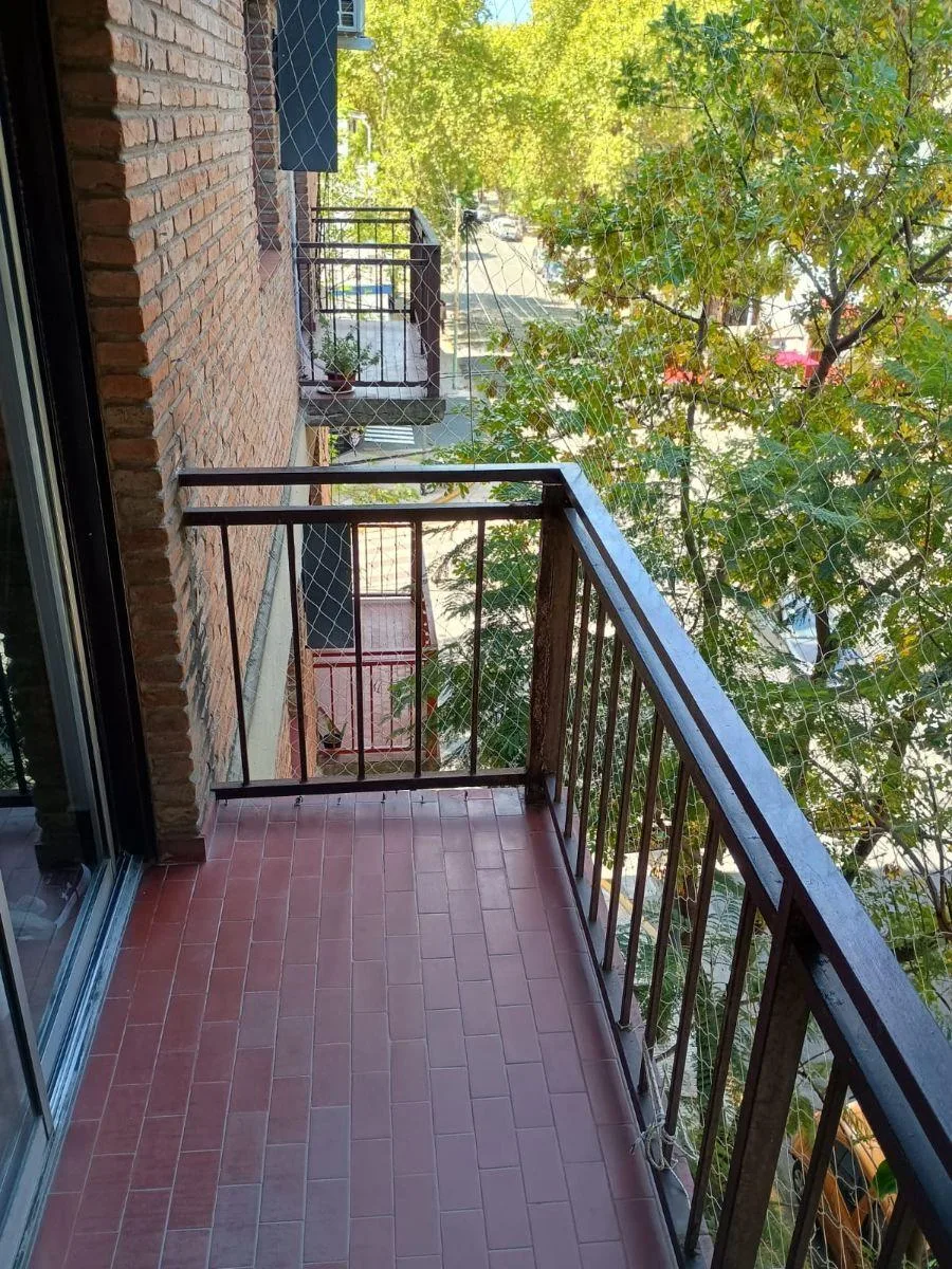 Apartamento de 3 ambientes com varanda na rua em Buenos Aires