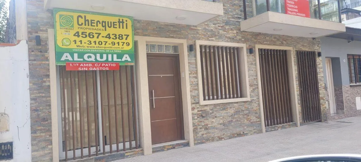 Departamento de 1 ambiente y 1/2 con patio en Monte Castro