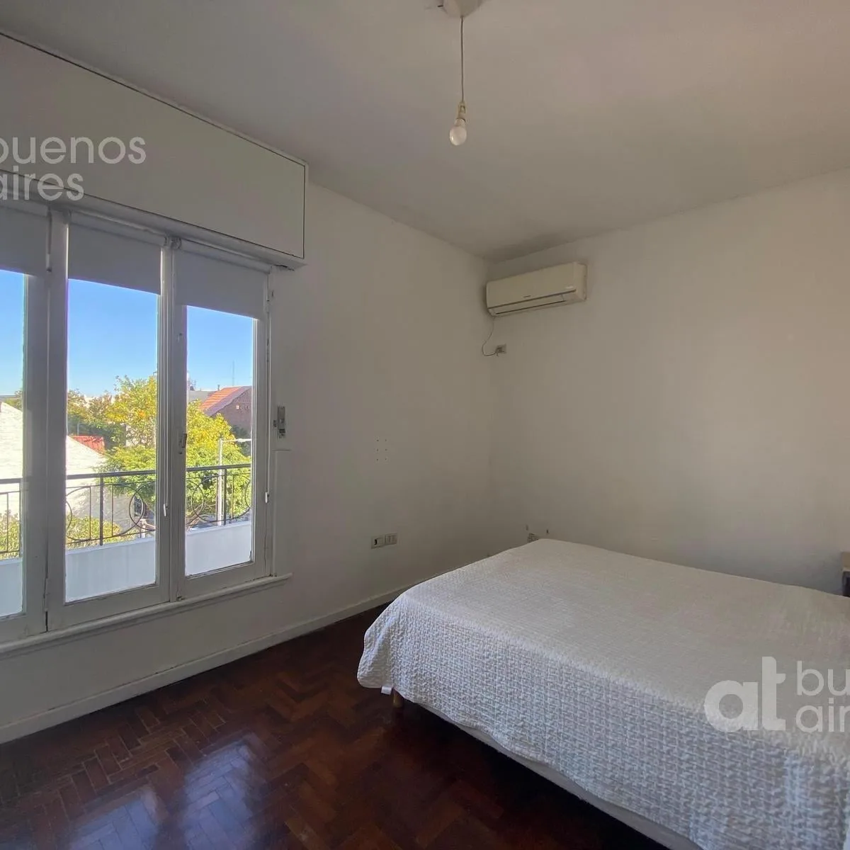 Apartamento de dois ambientes com varanda, terraço e área de churrasco em Saavedra