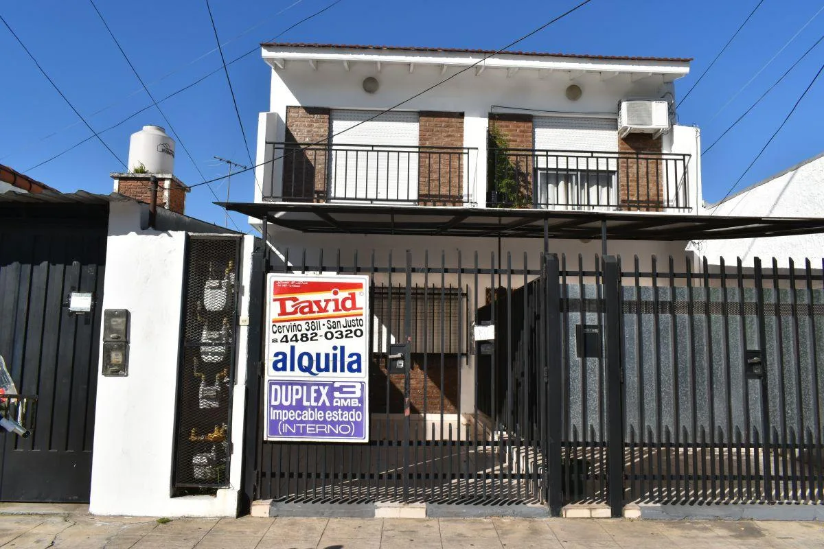 Two-bedroom duplex apartment with shared parking in Isidro Casanova