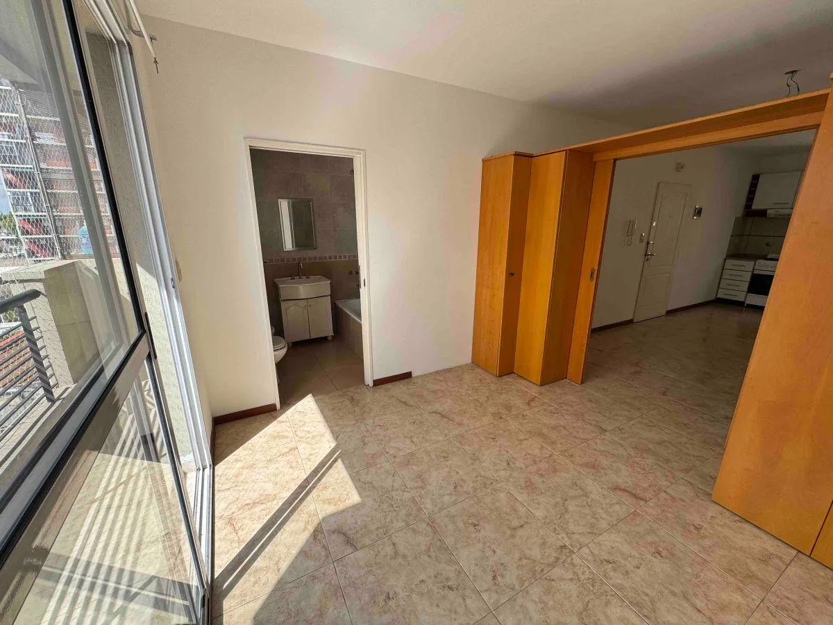 Monoambiente dividido con balcón en Villa Pueyrredón
