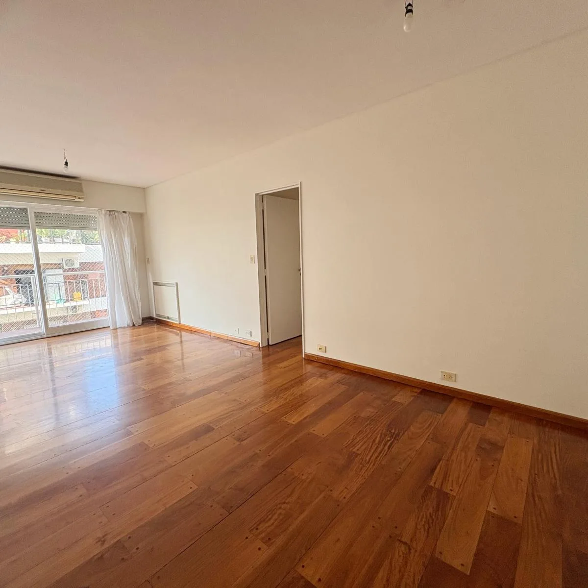 Apartamento de três ambientes de frente com varanda em Belgrano