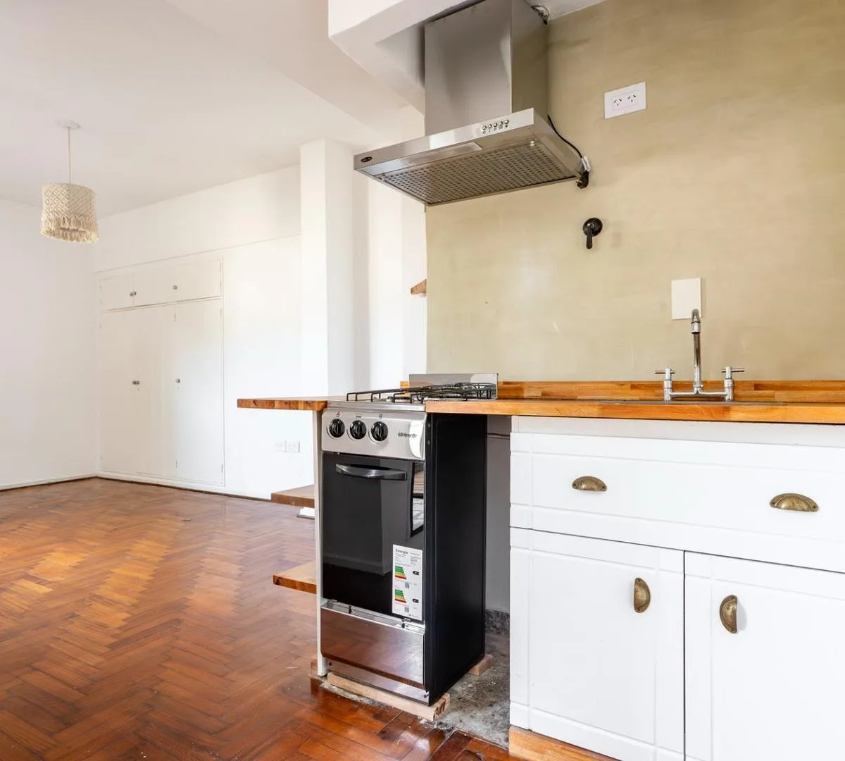 Studio apartment with terrace balcony in Monserrat