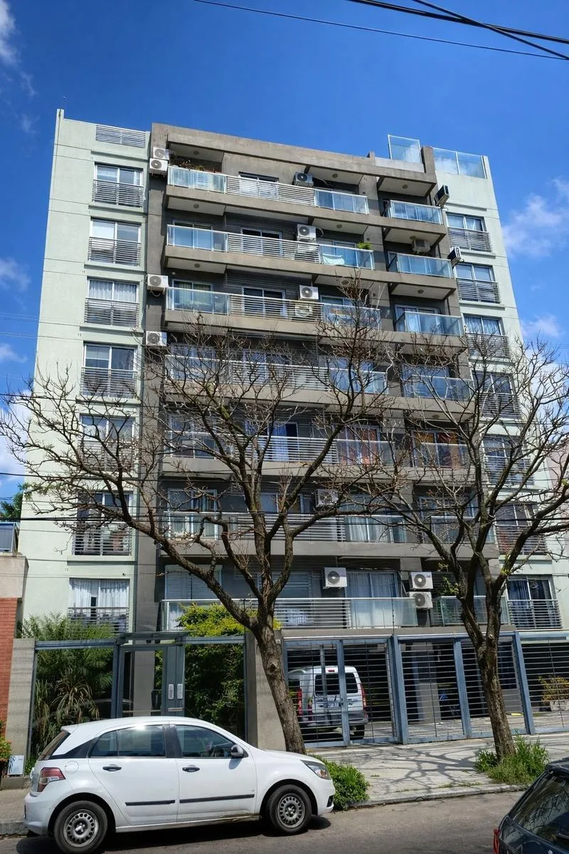 Two-room apartment with balcony in Morón Sur