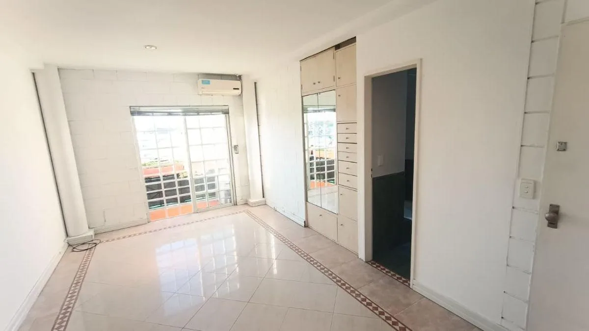 Studio apartment with front-facing balcony in Ramos Mejía Norte