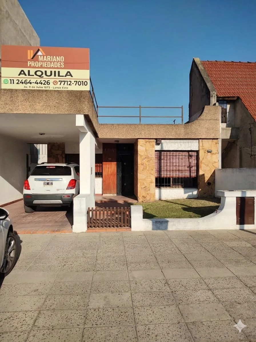 Casa com 2 dormitórios com pátio e terraço em Lanús