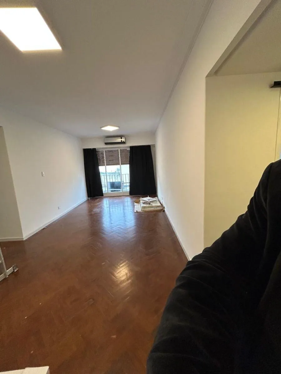 Apartamento de quatro ambientes reformado em Balvanera