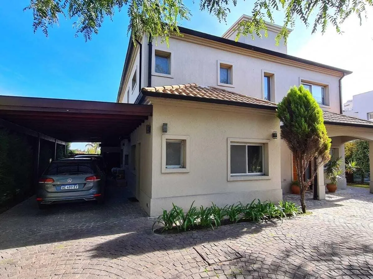 Four-bedroom furnished house with golf views in Tigre