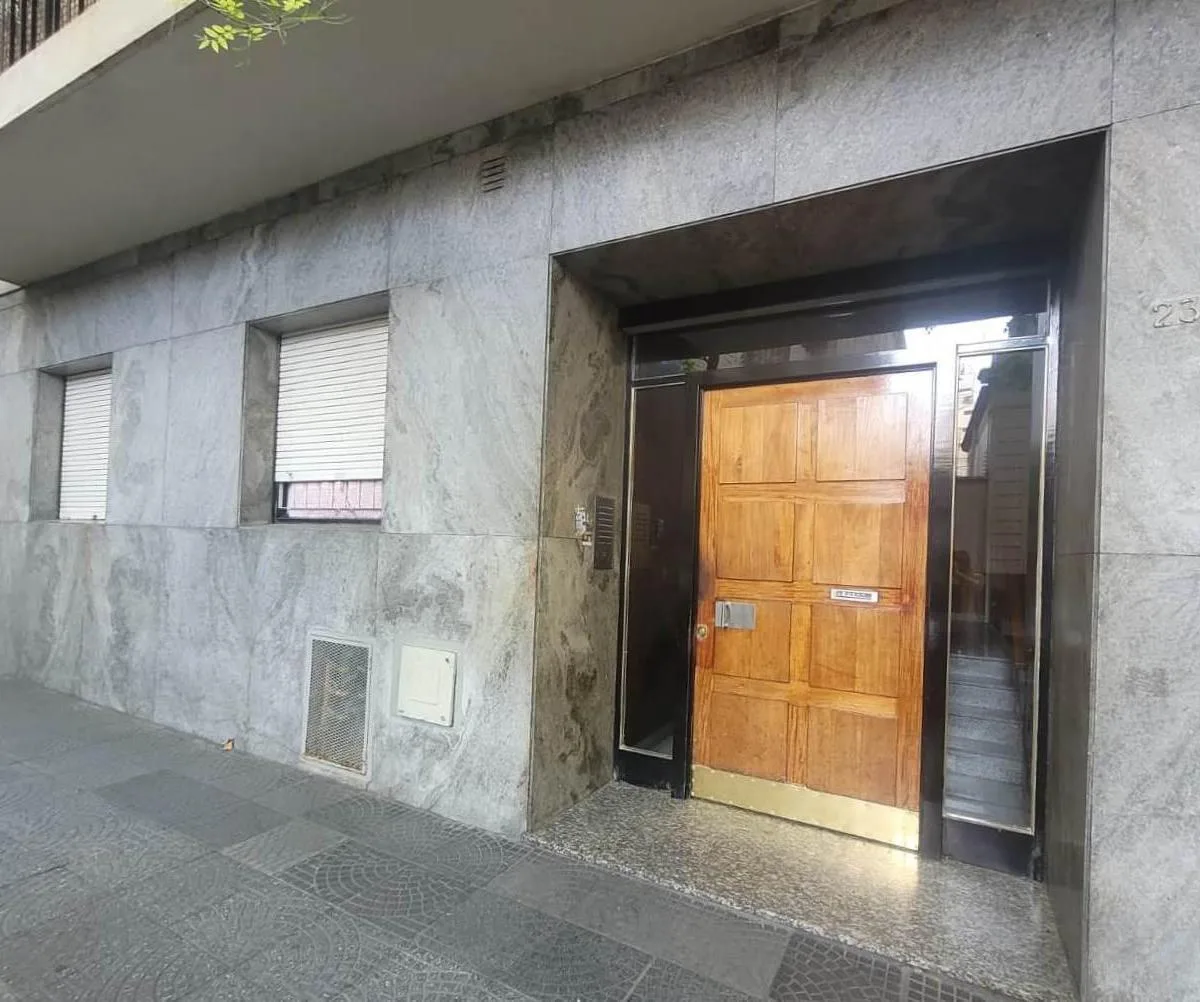 Departamento de 3 ambientes con balcón al frente en Flores