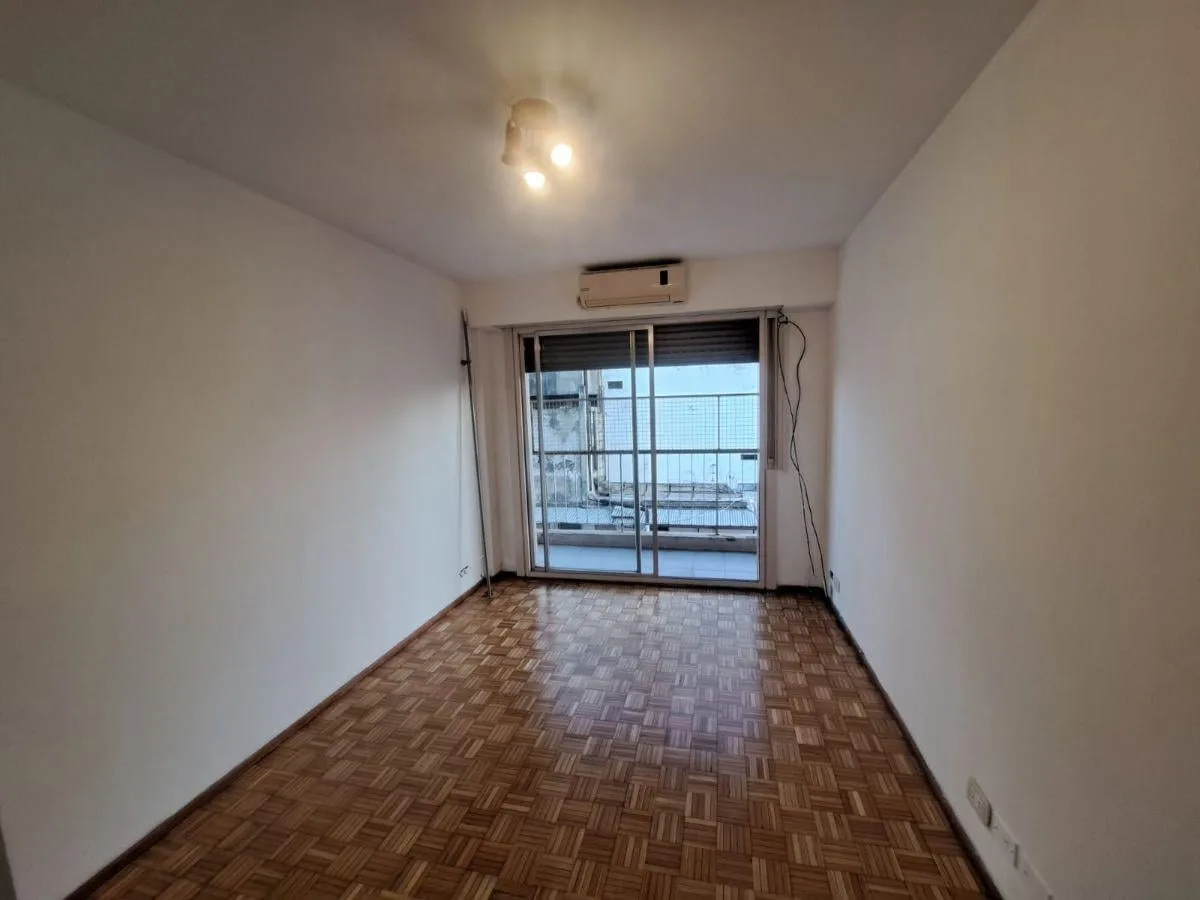 Apartamento de dois ambientes com varanda e depósito em Balvanera