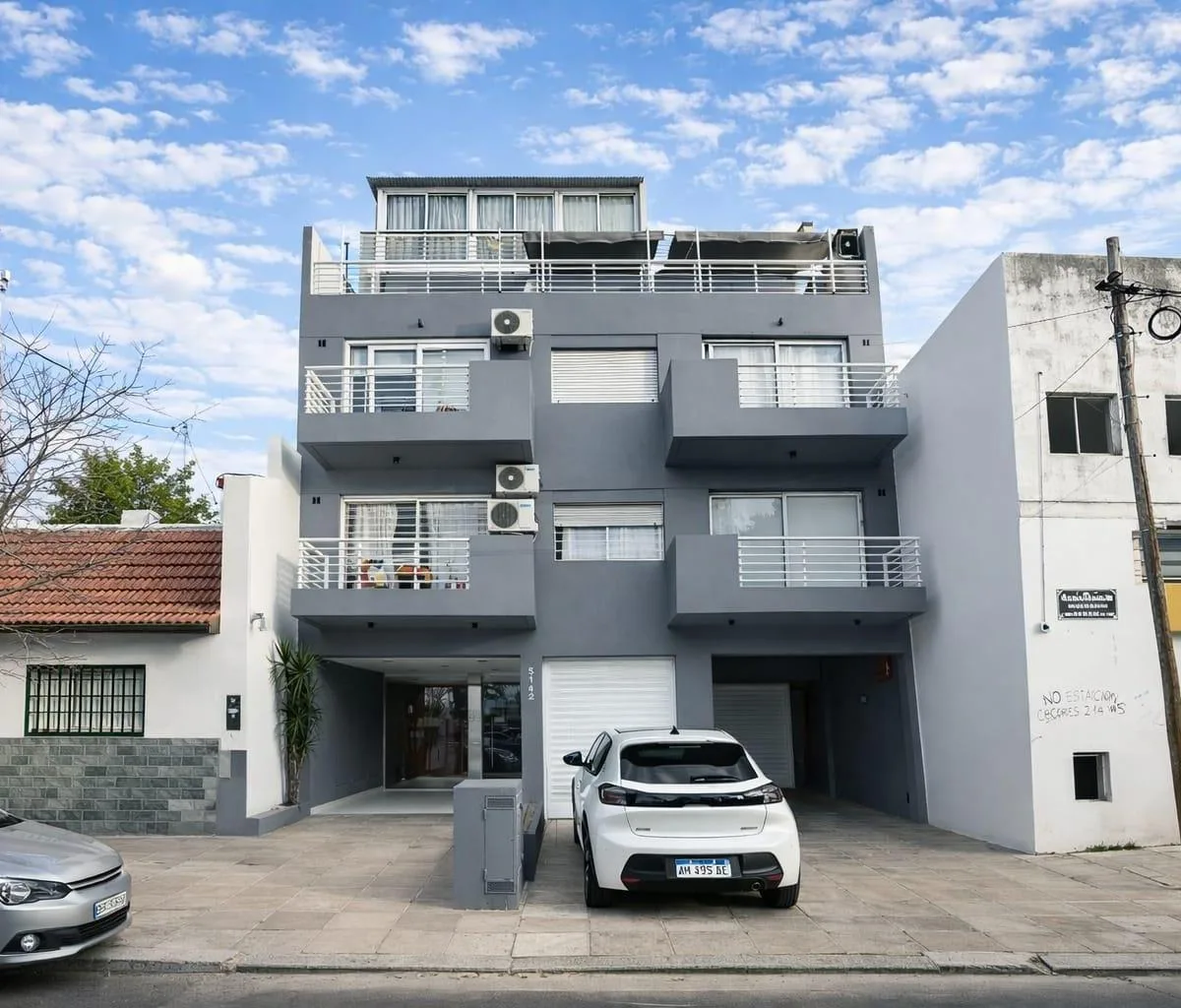 Monoambiente con cochera fija y balcón a la calle en Villa Urquiza