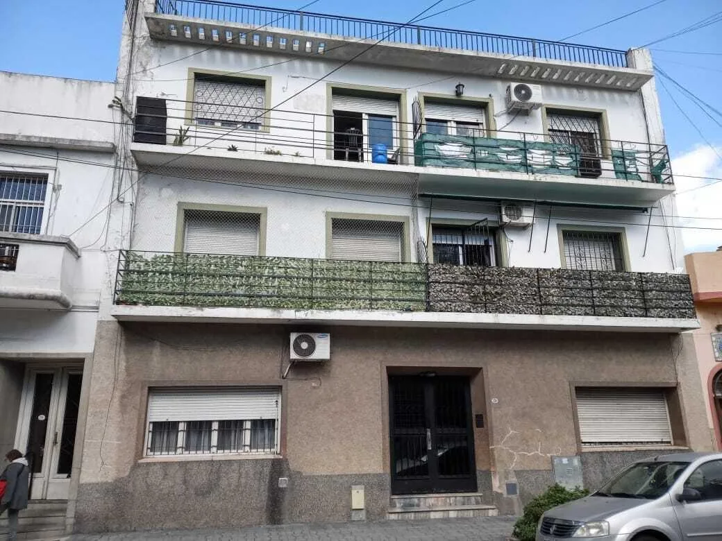 Two-bedroom apartment in Avellaneda facing the street