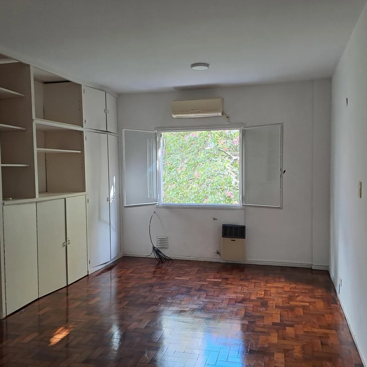 Квартира-студия с окнами во внутренний двор квартала в Recoleta