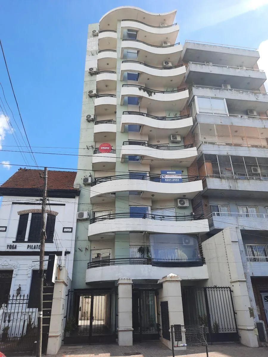 Apartamento de 2 ambientes com 1 quarto, 2 varandas e vaga de garagem em Lanús