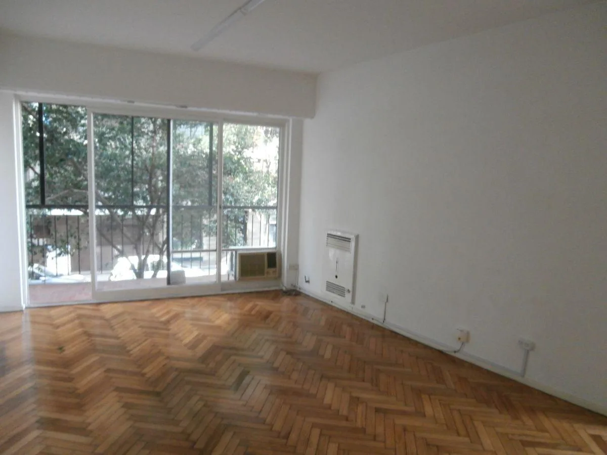 Apartamento de dois ambientes de frente com varanda em Palermo