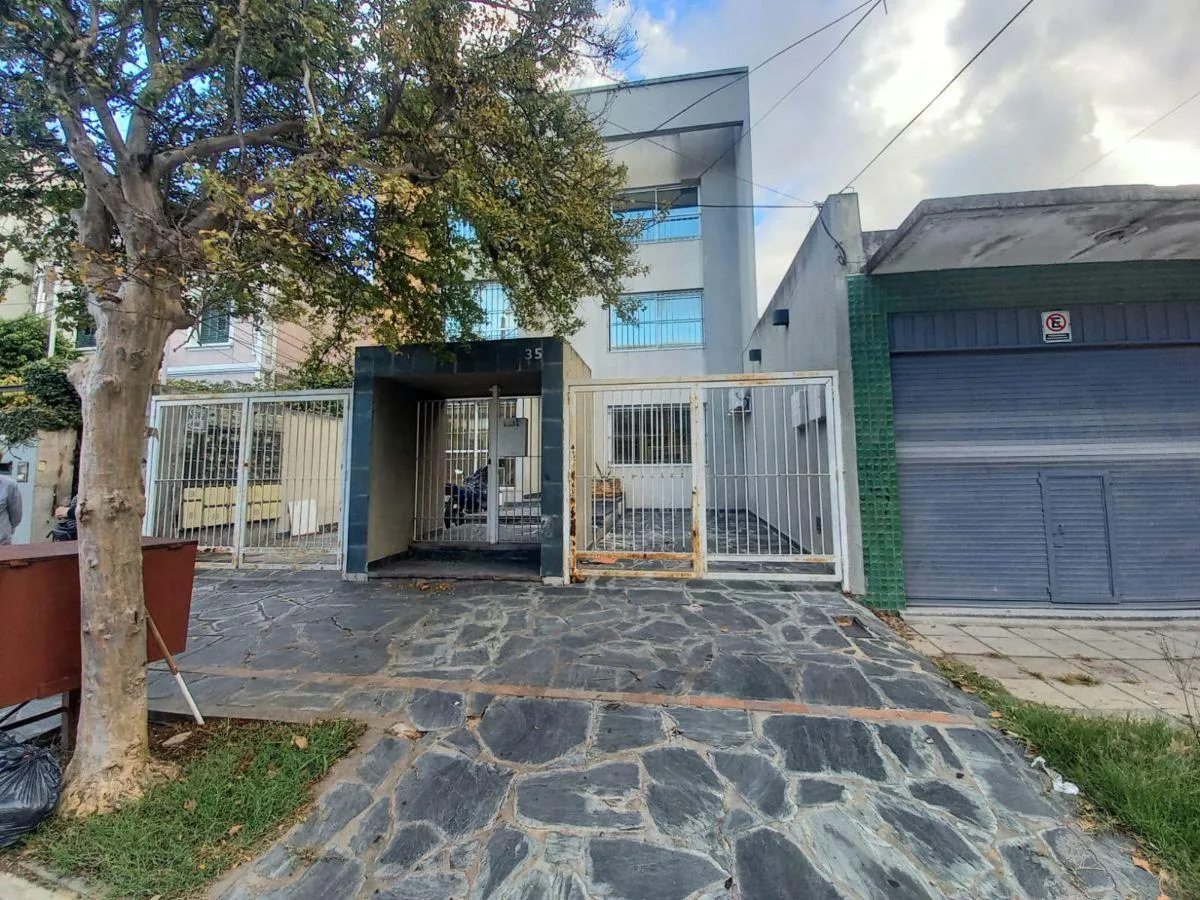 Kitnet com vaga de garagem em Morón